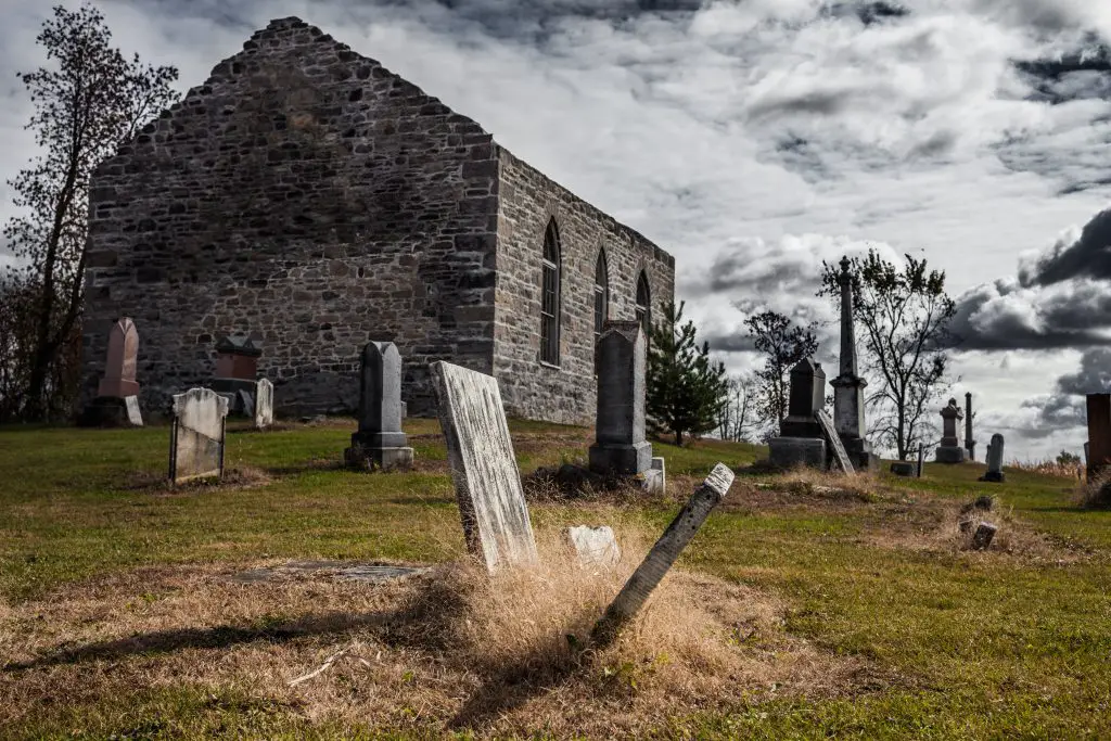 headstone at head or feet